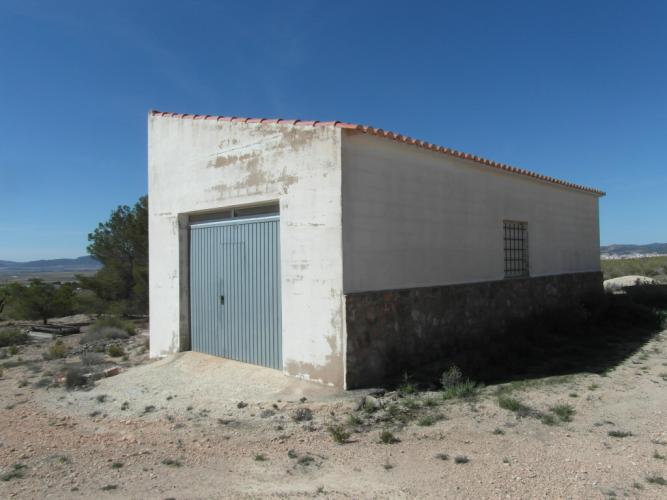 CHALET PARA ACABAR DE OBRA Y EN YECLA