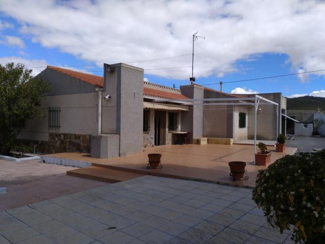 CHALET A 3 KM DE YECLA CON NAVE INDUSTRIAL